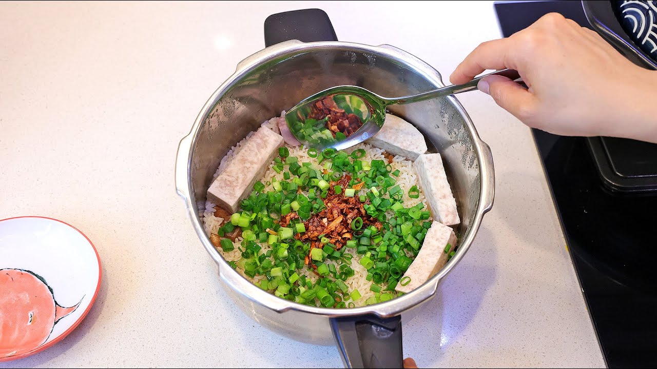 最近很火的懒人压力锅鸡肉焖饭，真的太香了，连吃三碗都不过瘾 ！「Braised Chicken Rice」