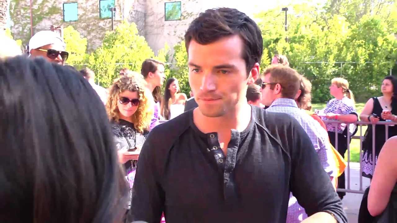 Ian Harding Interview - 2012 Teen Choice Awards