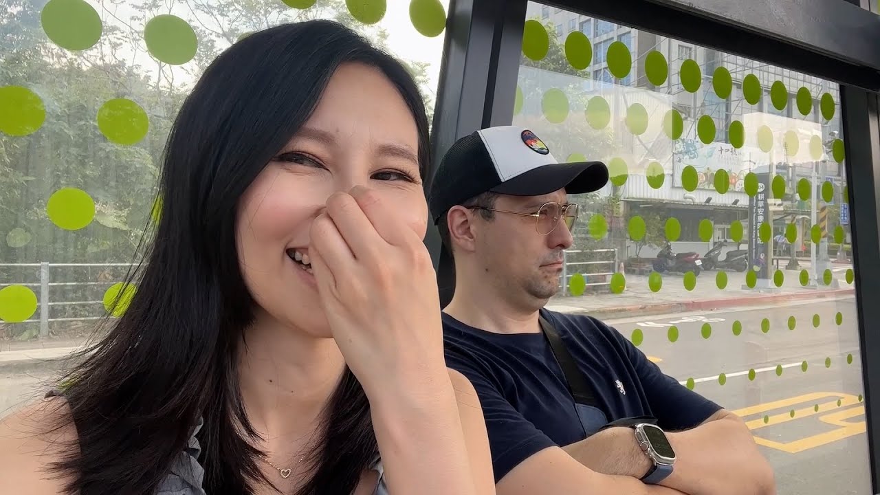 安坑輕軌初體驗！車子好新窗戶好大！但是去完可愛的波波咖啡就放棄繼續玩了😂