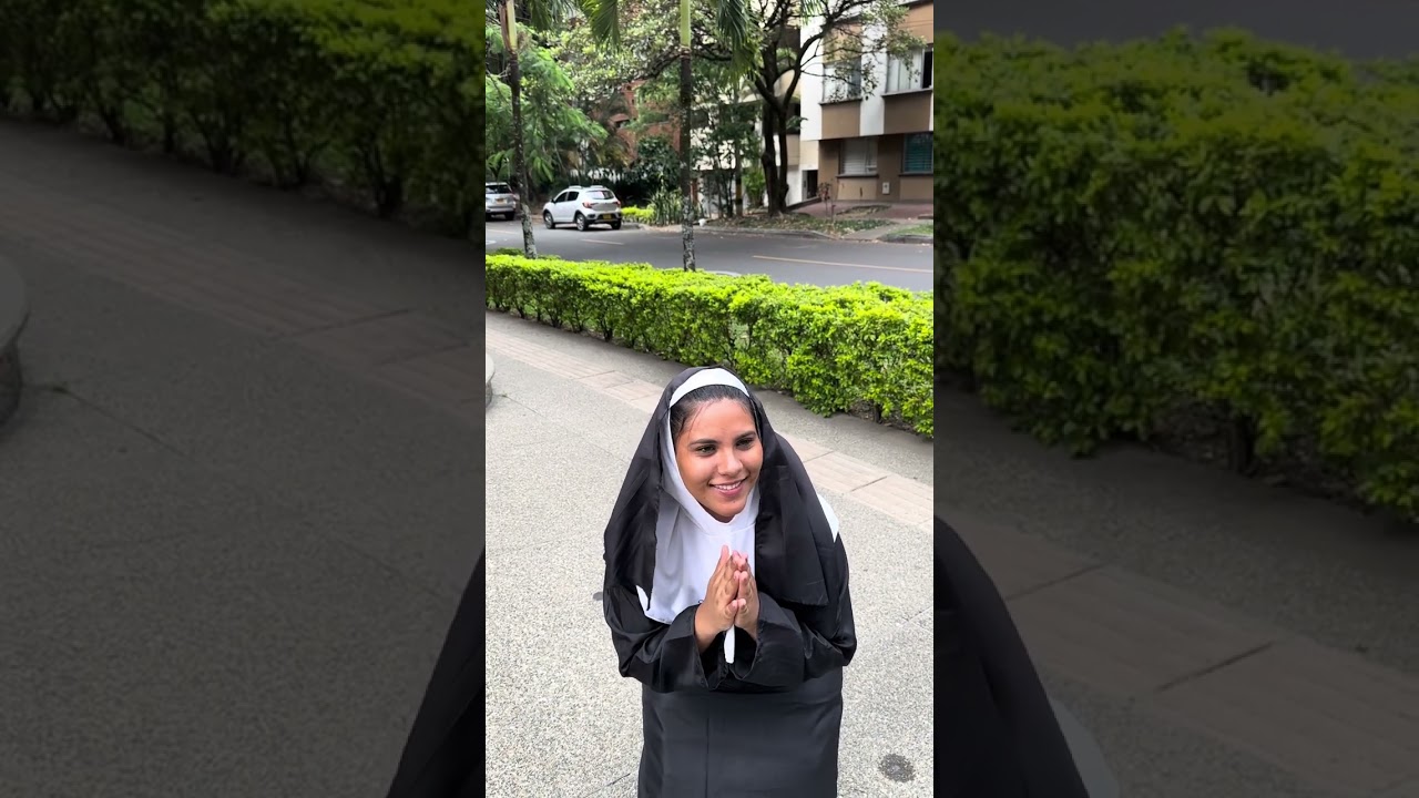 Mira esta señora lo que hace por dinero 😱