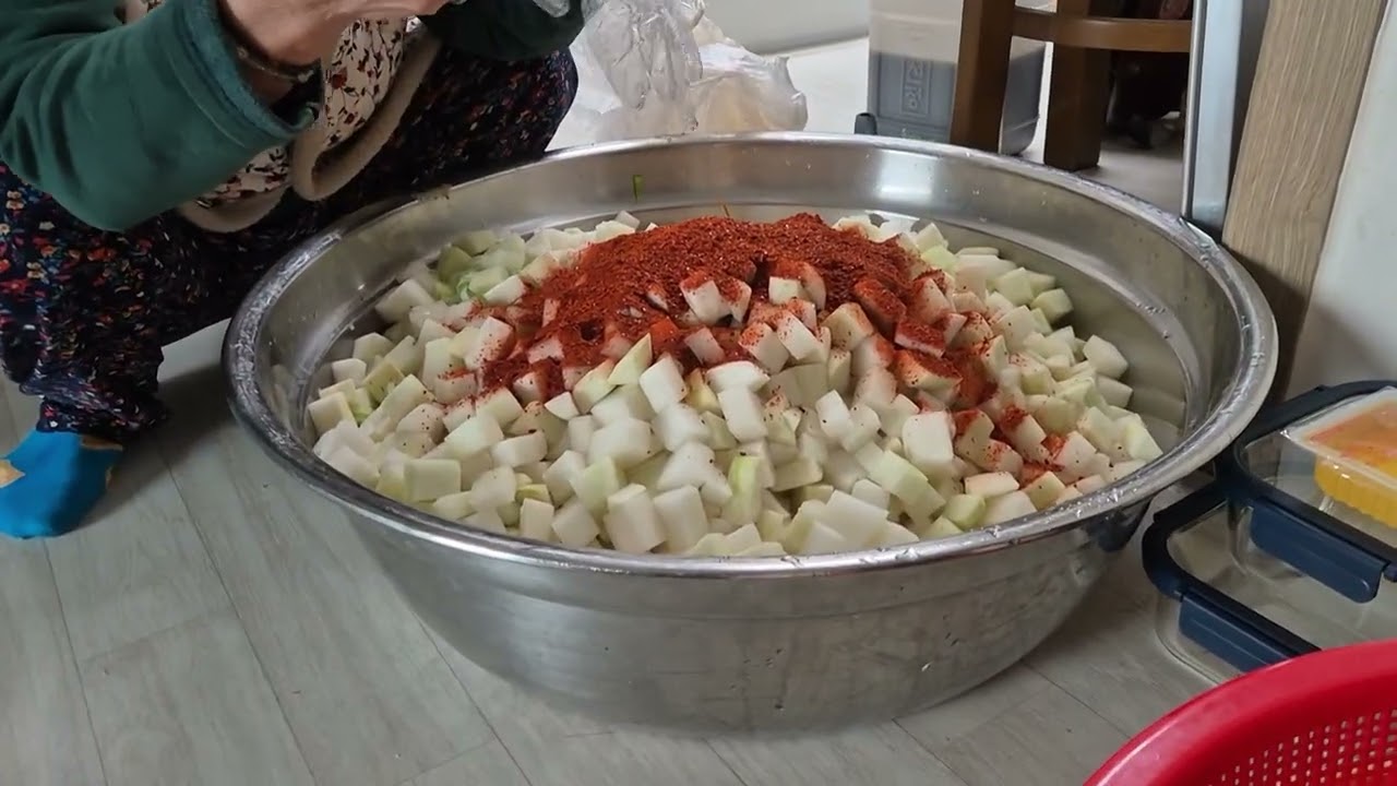 80살시골엄마 무수가 좋아서 깍두기를 안담을 수가 없네~