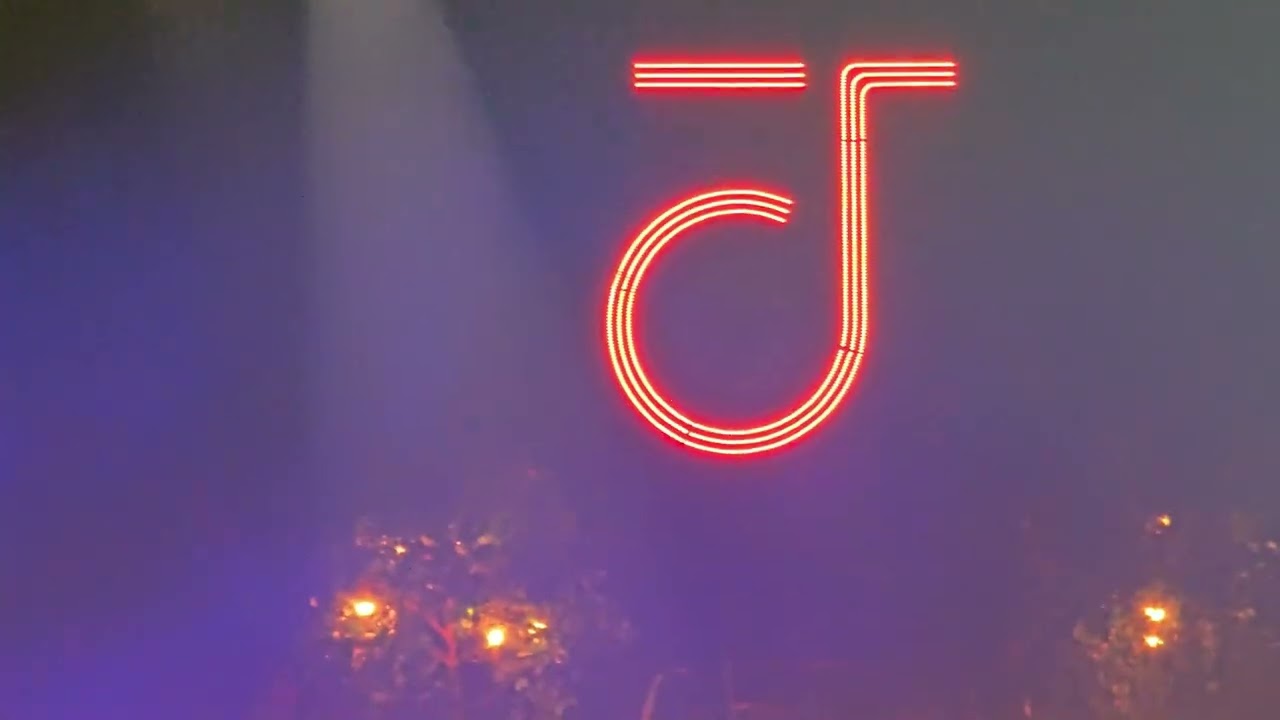 Jacob Collier  - 100.000 Voices (opening song at  AFAS Live in Amsterdam on 27.11.2024)