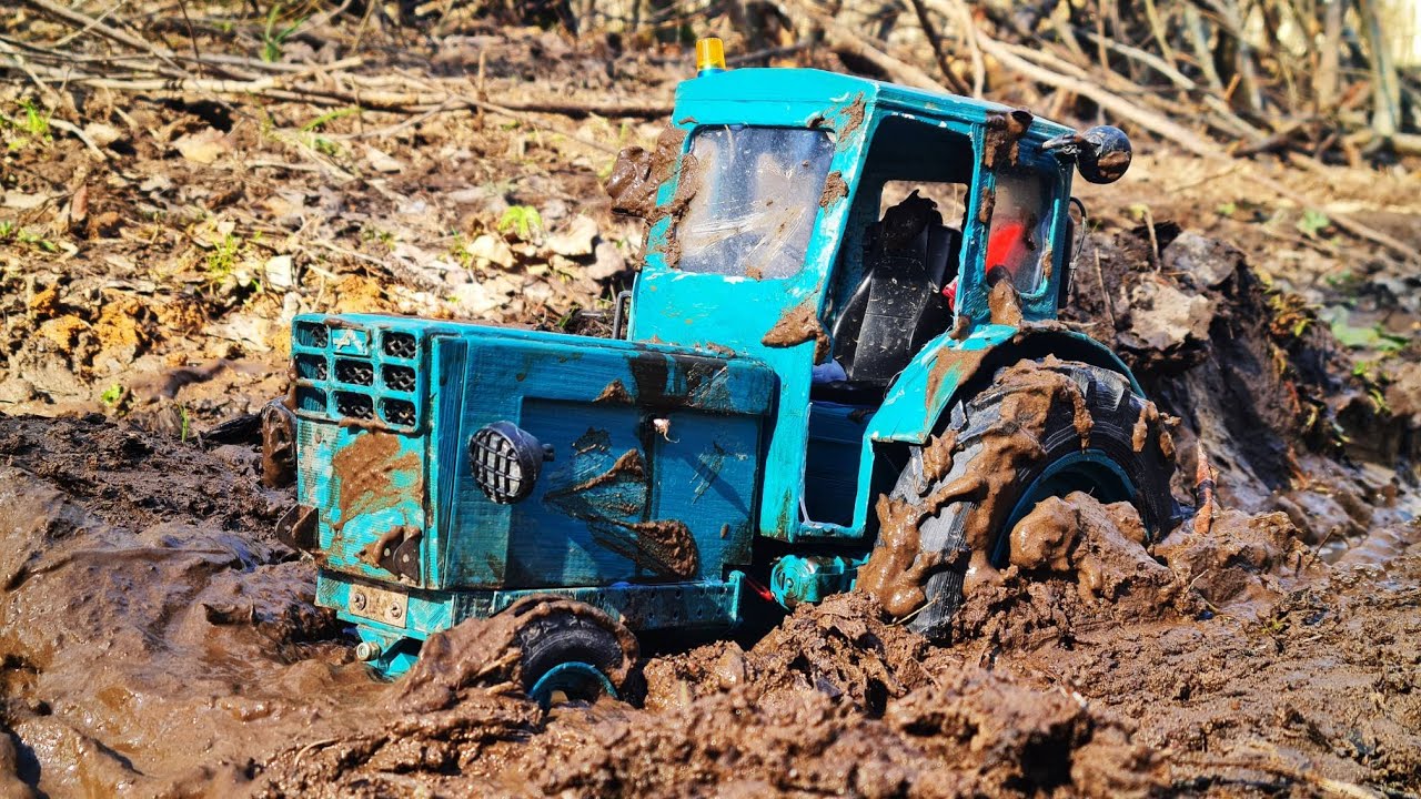 Нашли ТРАКТОР в лесу... Операция по спасению техники из грязи. RC OFFroad 4x4