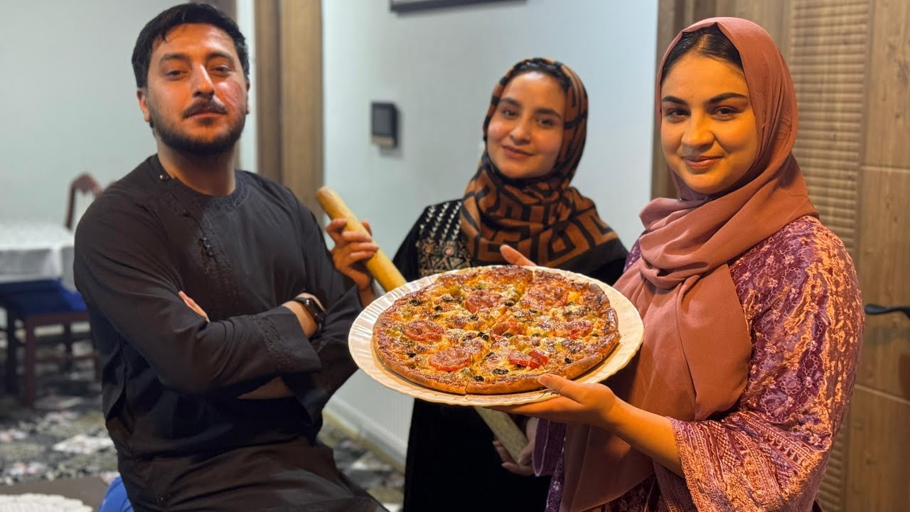 بلاخره فرخنده به وعده یکسال پیش خود عمل کرد😍 به فردوس پیتزای مزه دار پخت😋