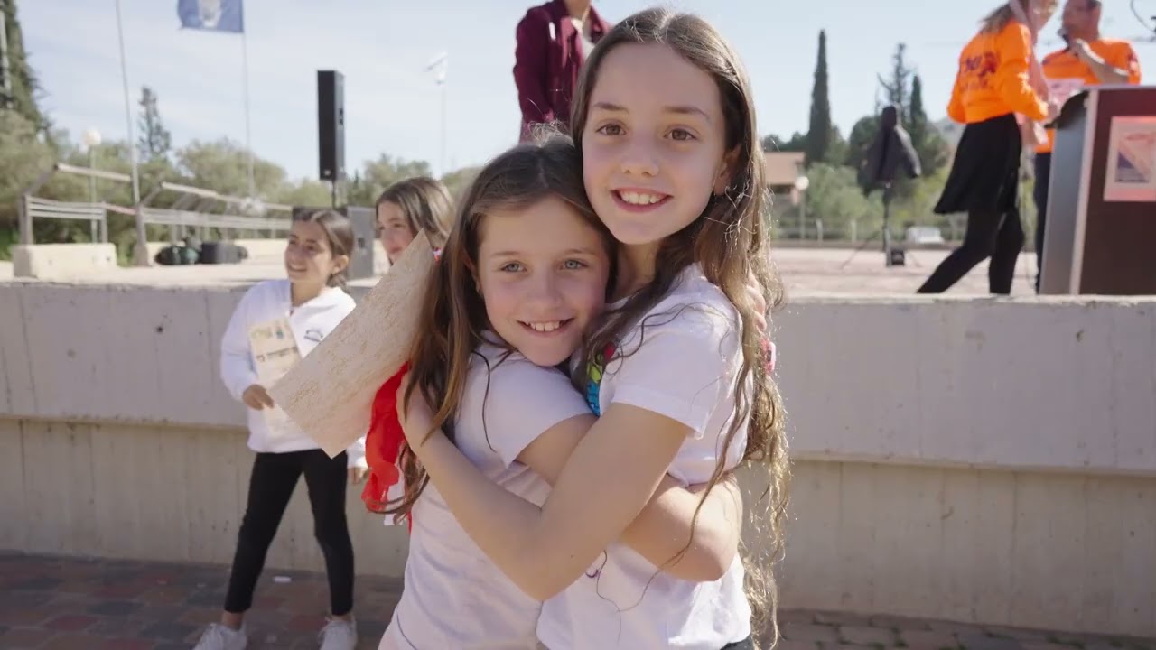 שירת המונים עם טל נאה // רק בגלל הרוח // כיתות ד' מעלה אדומים 2023