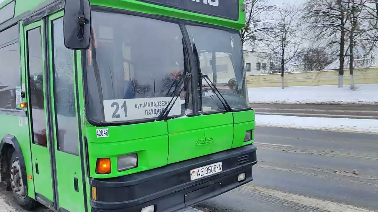 Поздно вечером! Нечастая картина!Автобус МАЗ 107 по маршруту №1!