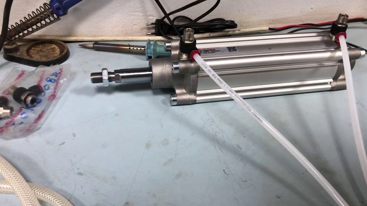 Position control pneumatic cylinder