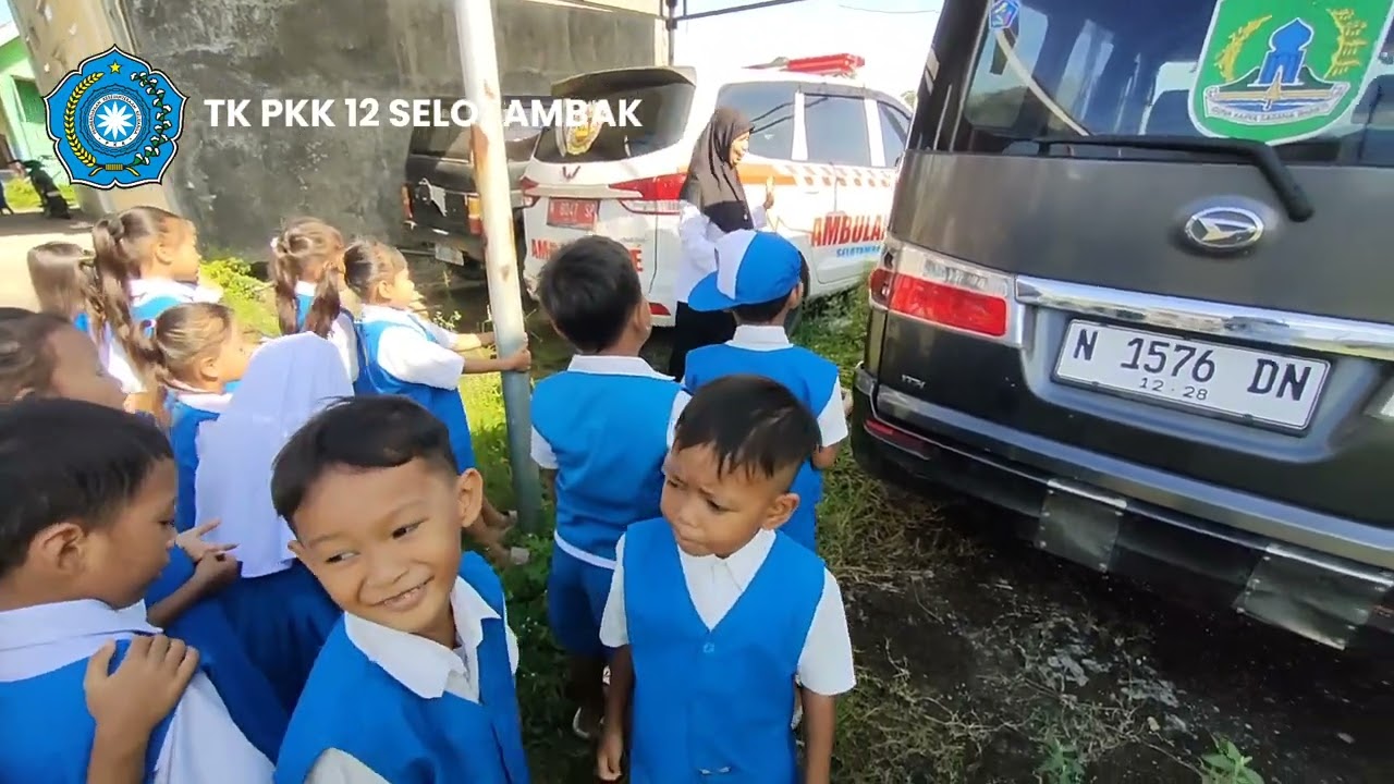 Mengamati mobil Ambulance, Topik Kendaraan di Sekitar Ku 