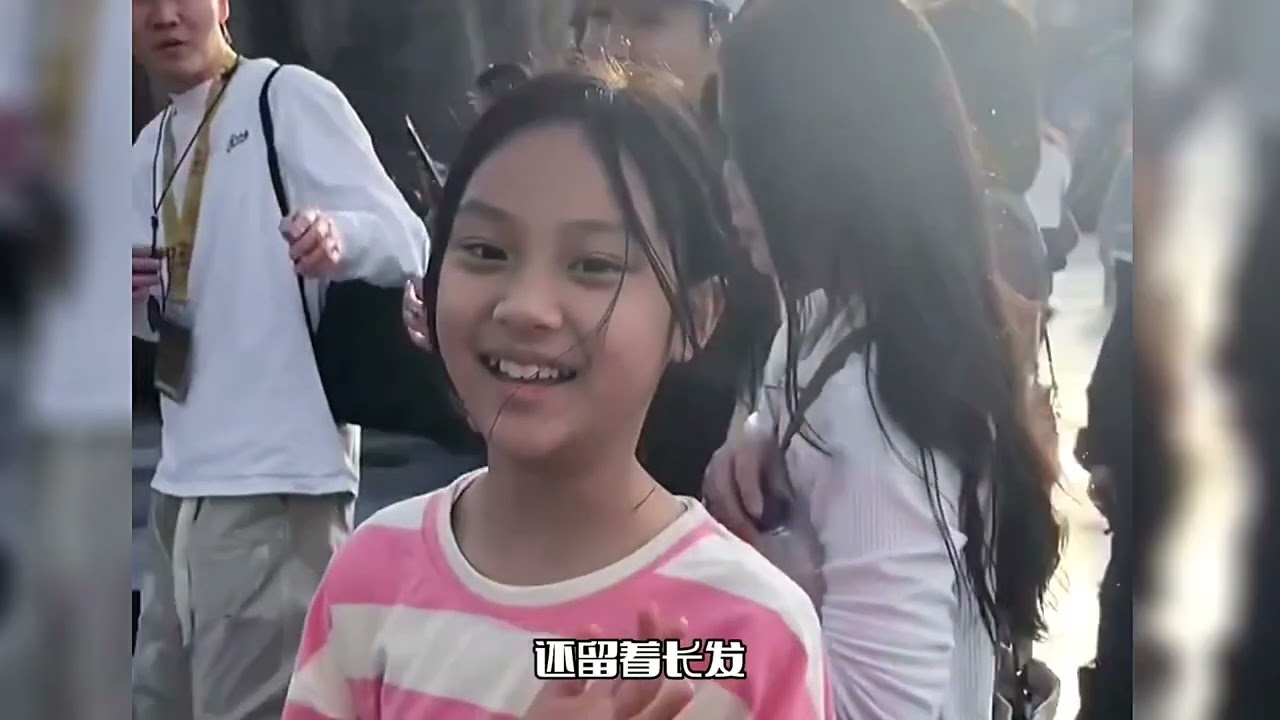 贾乃亮带甜馨买手表！父女俩罕见同框，画面十分温馨