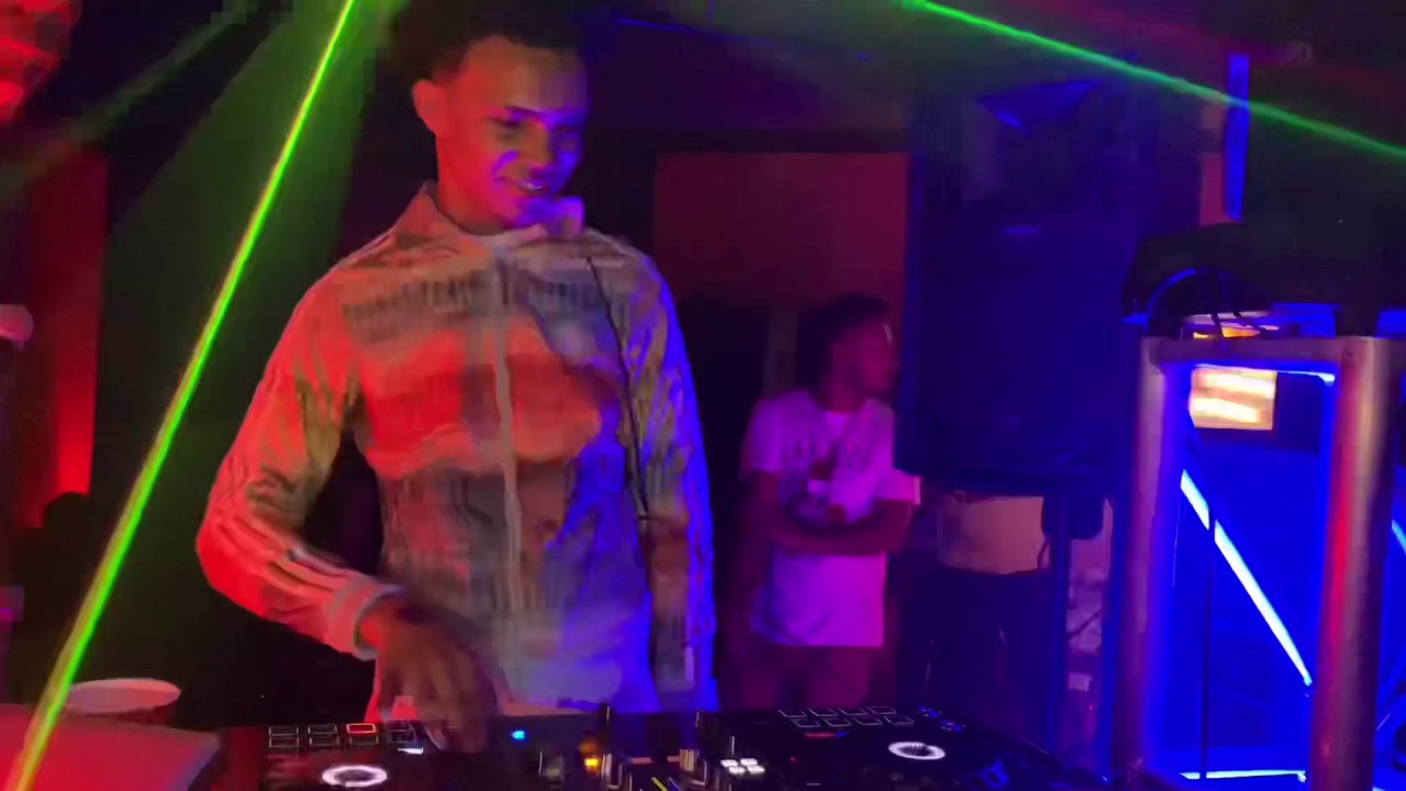 Dj Lenny En live At Safari Bar ( Red Cup ) for booking Contact : +23058453482