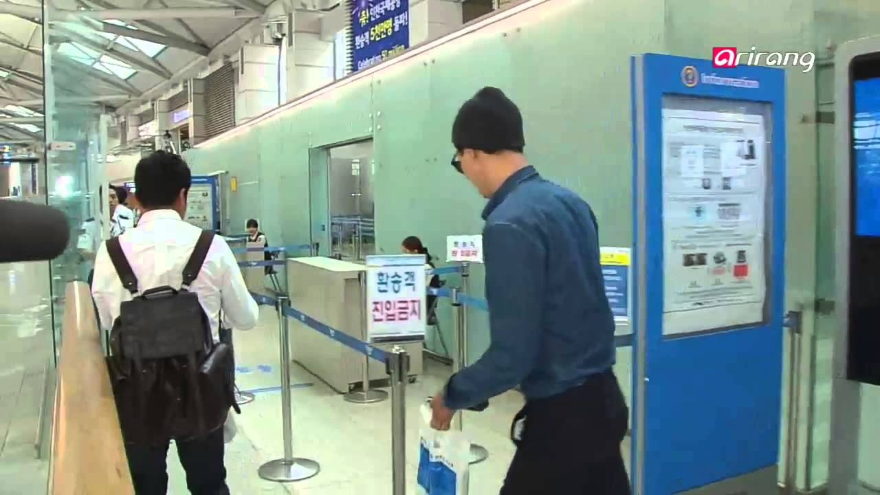 Showbiz Korea - Jo In-sung at the Incheon International Airport | IU's Thoughts on Celebrating