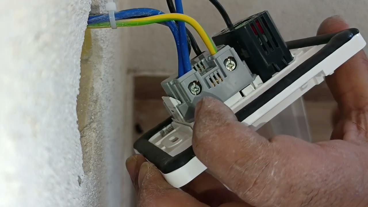 Установка розетки Schuko для умного дома BTicino