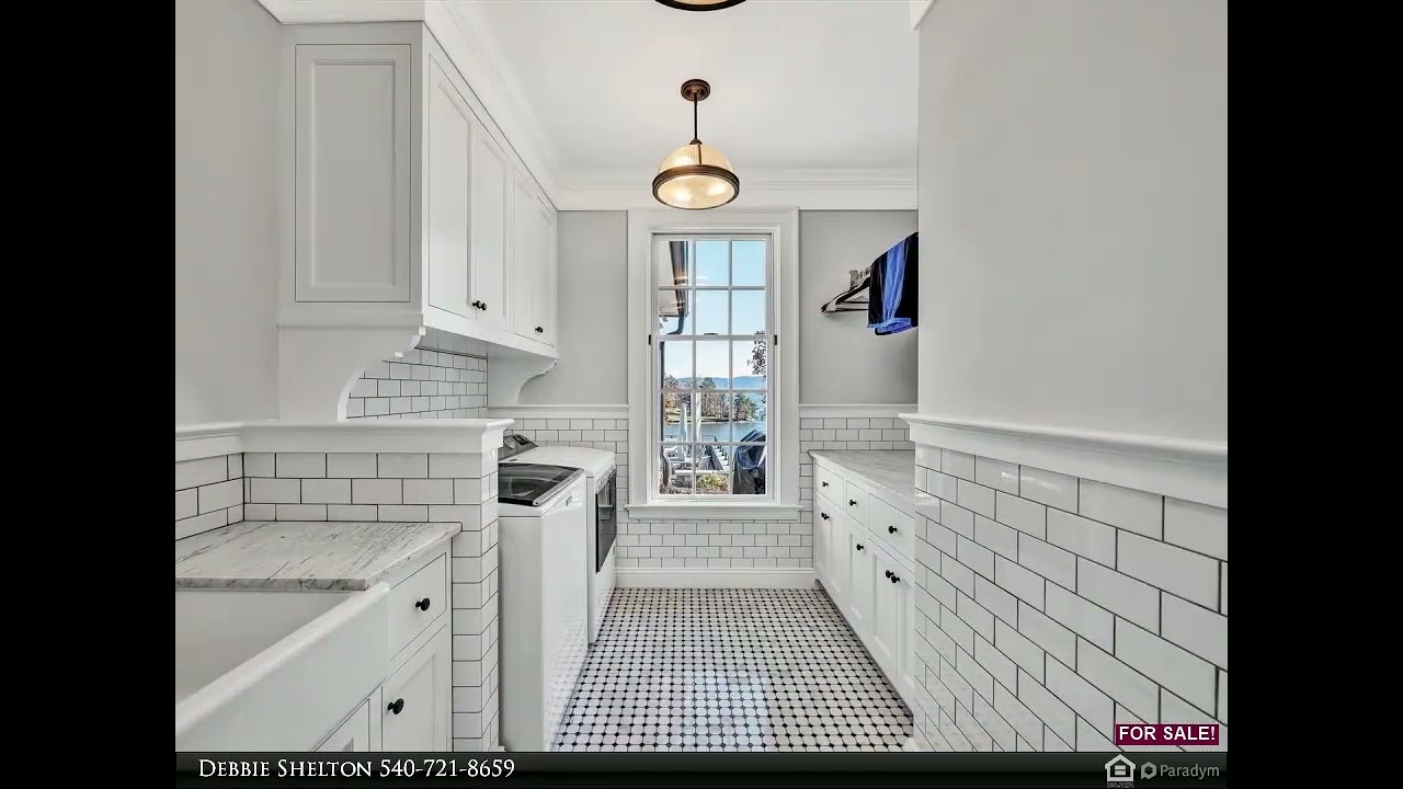 Berkshire Hathaway HomeServices Smith Mountain Lake Real Estate - 128 Oaklawn DR