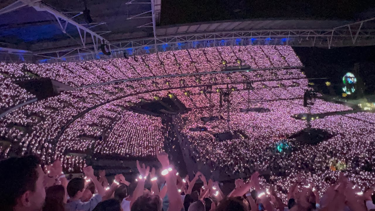 A Sky Full Of Stars - Coldplay (feat. Simon Pegg ) Live in Wembley, London 20 Aug 2022