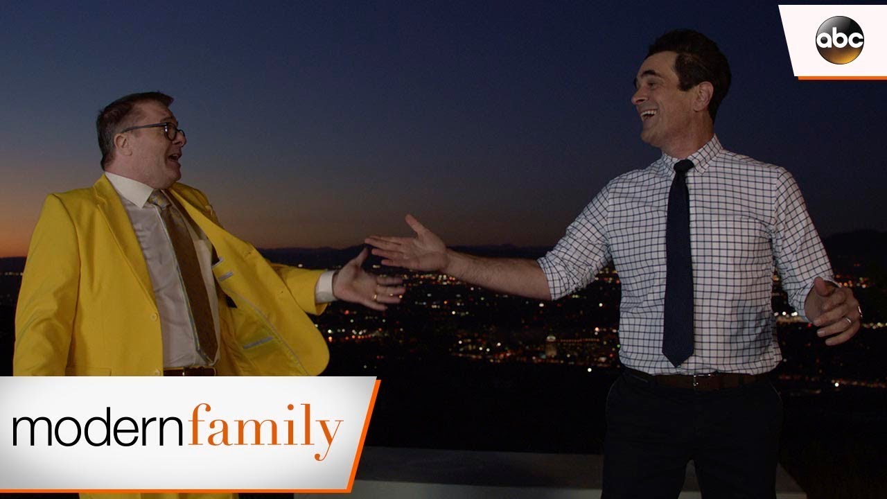 Phil and Pepper Have a La La Musical Moment &ndash; Modern Family