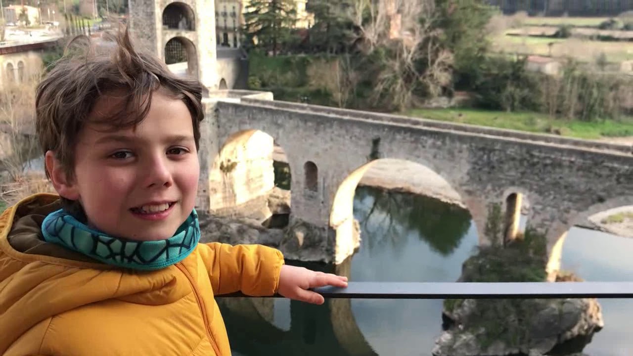 посещение средневекового каталонского города Бесалу -- Besalu Spain