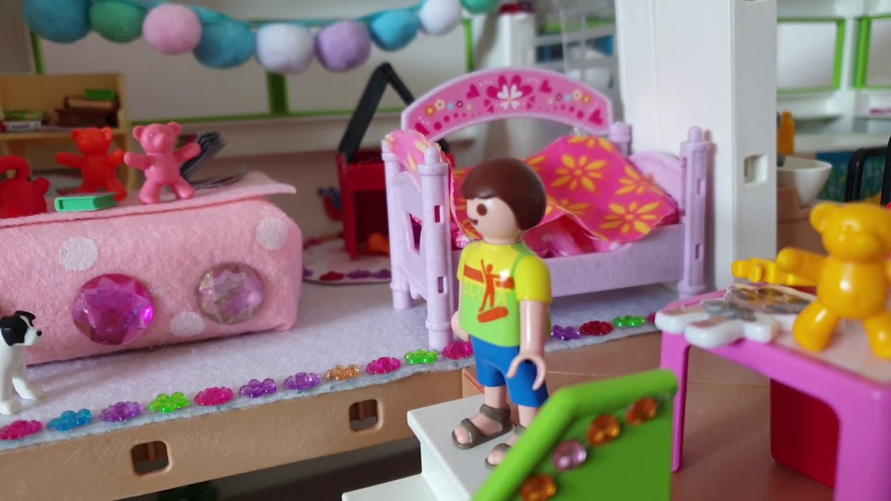 Chloé en français présente une histoire Playmobil: Marie-Lou c est la reine !(à cause de son plâtre)