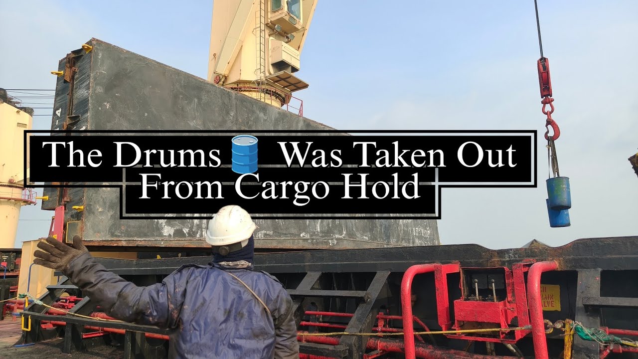 VLOG 63 ड्रम 🛢️ को CARGO होल से निकाल लिया गया 🤦।#cargo #drums #hold #sefty #ship #tranding #ppe 