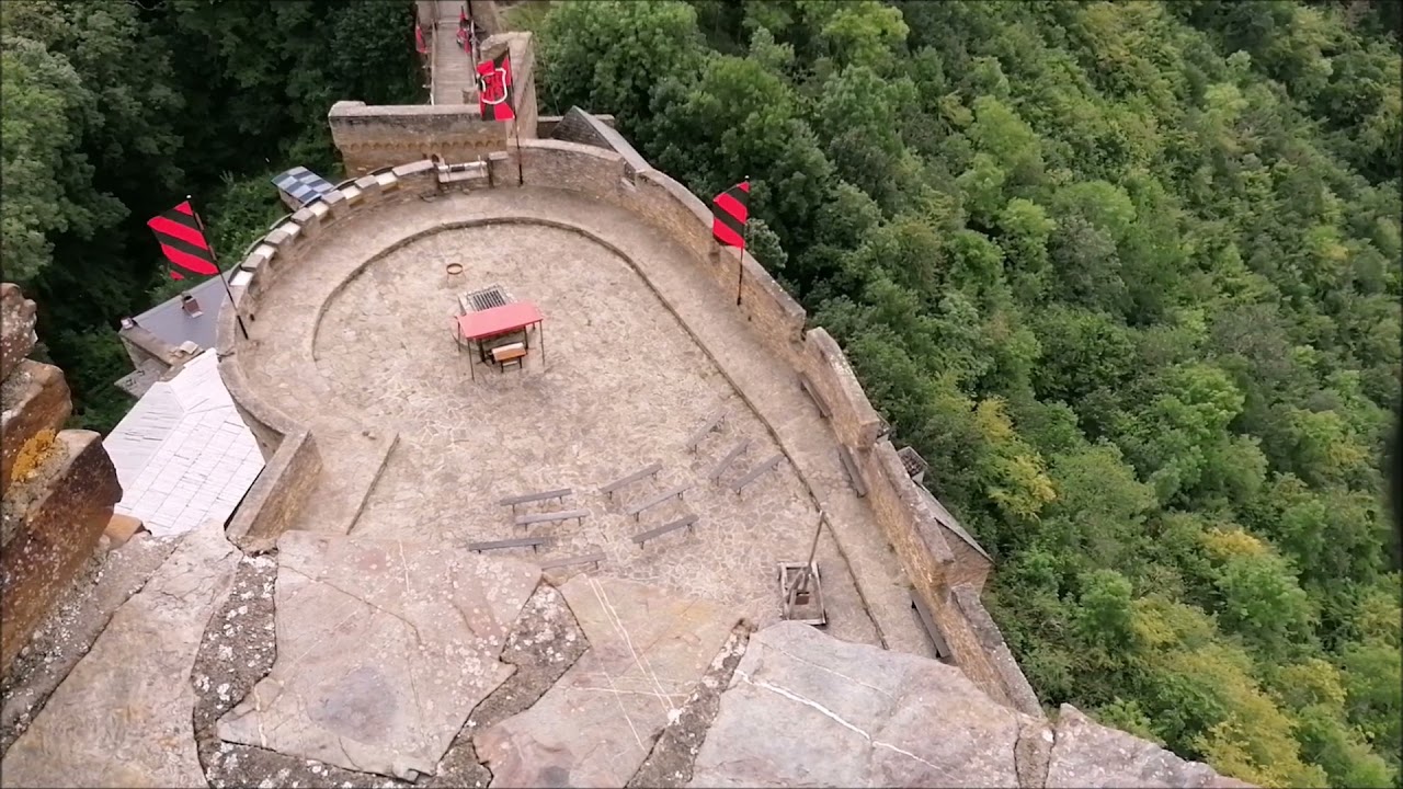 Die Ehrenburg in Brodenbach , so ging es zu im Mittelalter