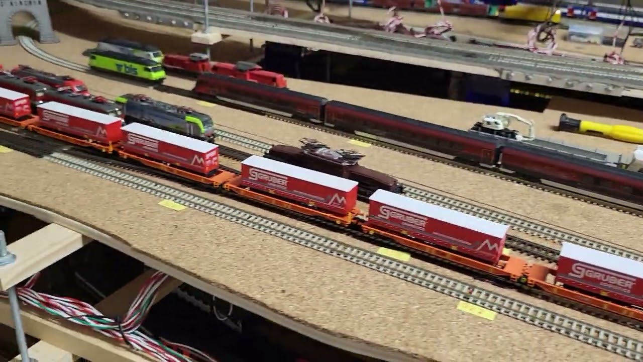 Re 465 Doppeltraktion am Berg