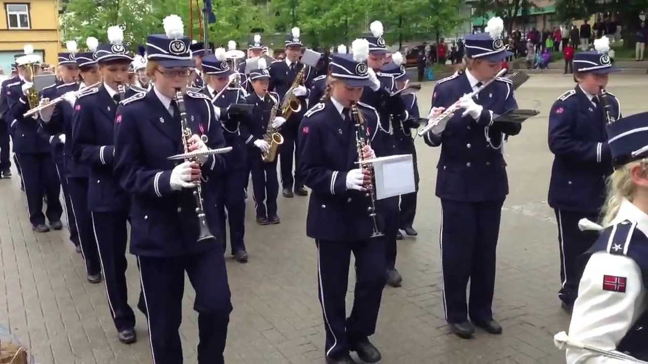 Åsen skolekorps. Paradekonsert. Grønn gate, Levanger 8. juni 2013