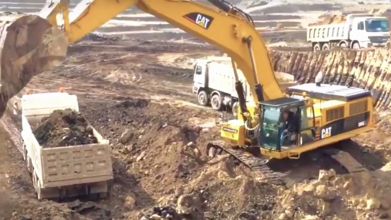 Excavator Caterpillar loading di pertambangan