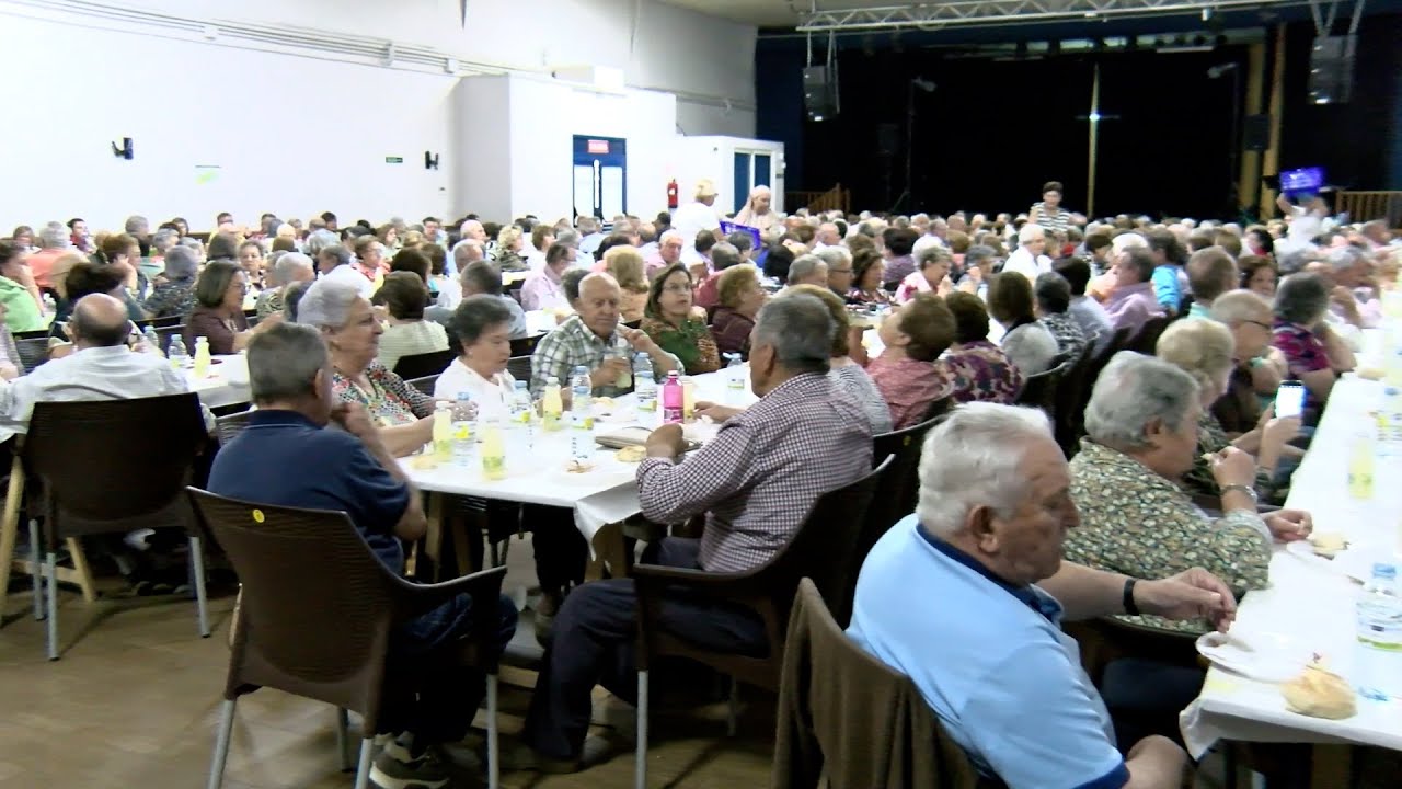 Villarrubia de los Ojos celebra el Día del Mayor con una merienda, actuaciones musicales y baile
