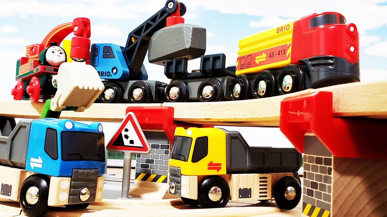 BRIO レール&ロード採石セットのコースできかんしゃトーマスのアルフィーやブッチ、ハロルドが救助活動をするよ 踏切でアルフィーが転んだ車を助けるよ hifumitoy