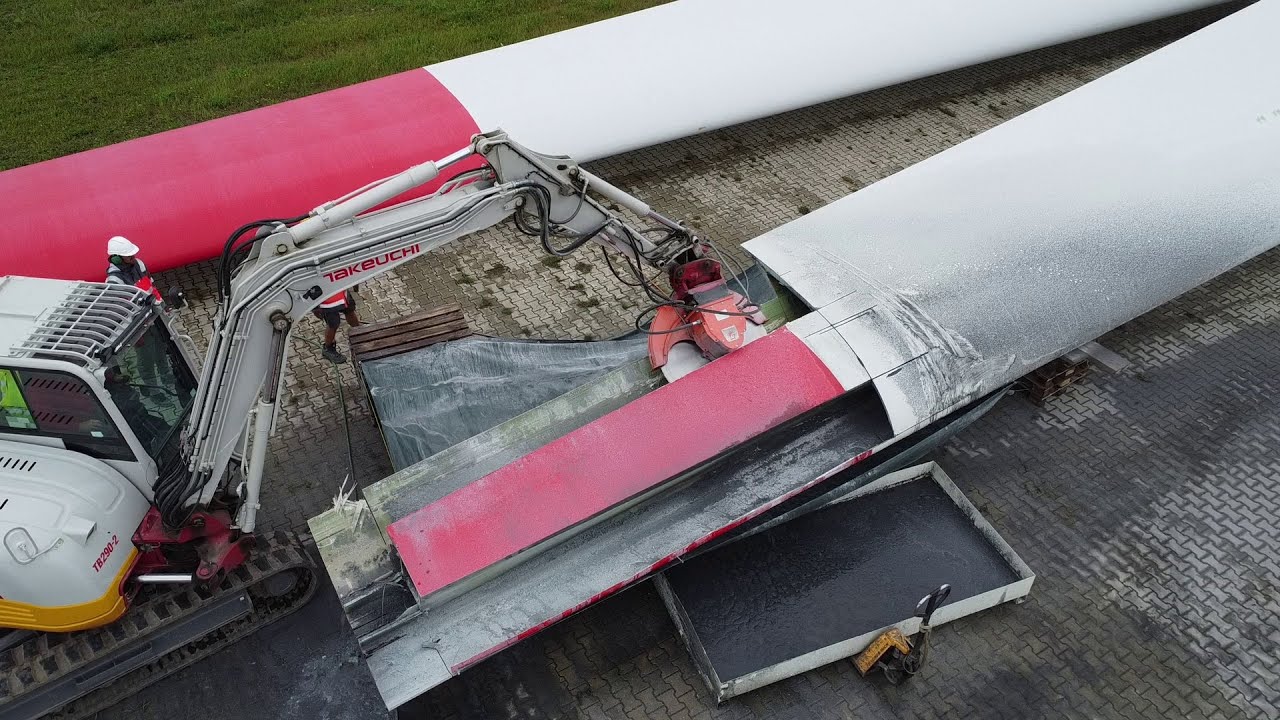 Cutting 78m wind turbine blade with Echidna saw, part 1/3