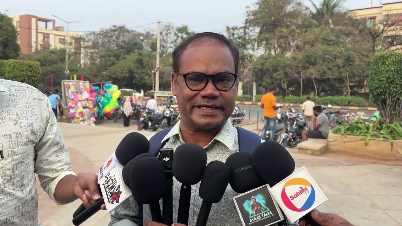 ఫ్యాన్స్ కి కొంచం అయినా సిగ్గు ఉందా చిన్న పిల్ల అని కూడా చూడకుండా నలిపేసారు #చిరంజీవి