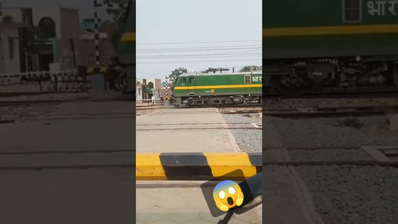railway fatak 🚦🚦🚧🚧 se train 🚂 gujrati hui video skip na kre#shorts #viral#trains#railway#viralshorts