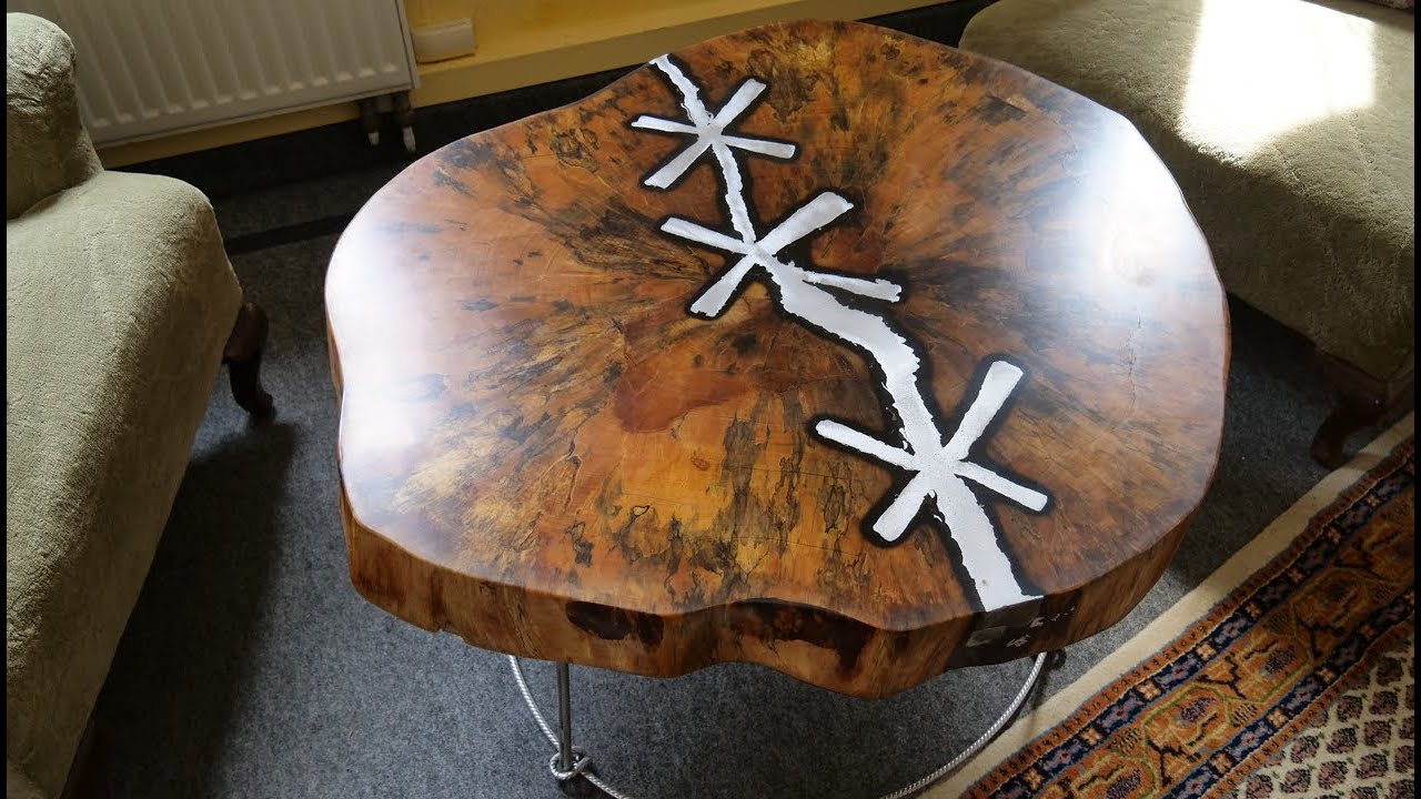Gerissene Baumscheibe wird mit flüssigem Aluminium genäht und ergibt einen coolen Tisch