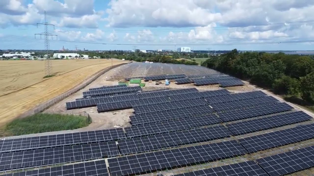 Der Stralsunder Solarpark der SWS Natur GmbH von oben