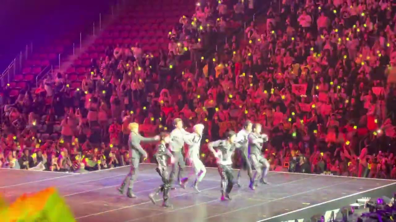 NCT Dream-Glitch Mode. The Dream Show 2: In A Dream World Tour in Newark, NJ on 04/05/23. 