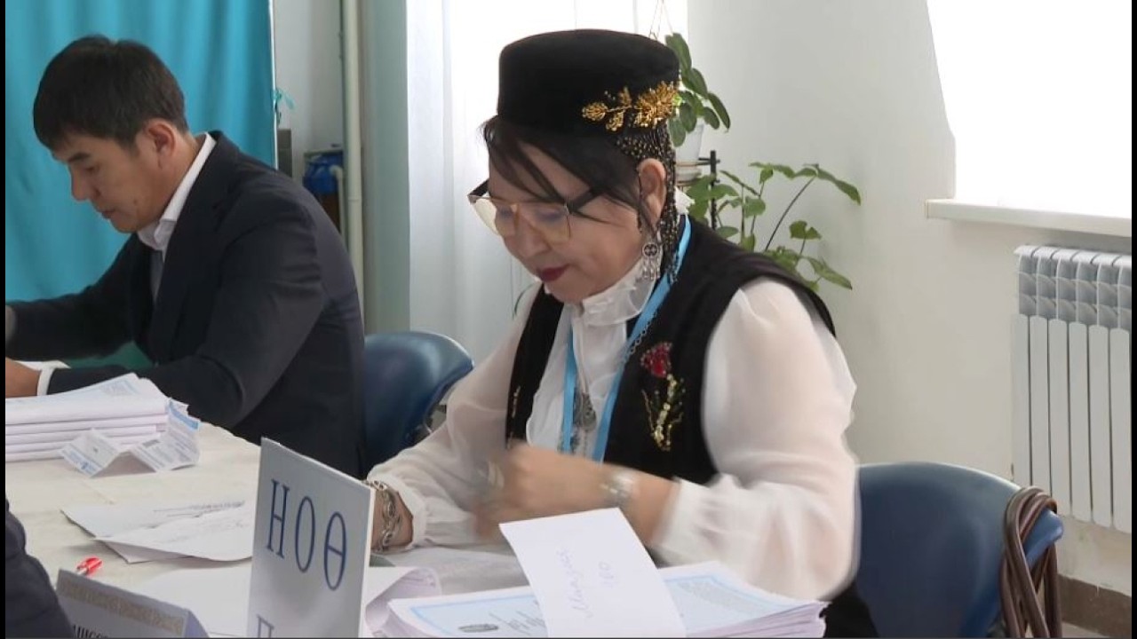 Маңғыстаулықтар дауыс беру учаскелеріне ұлттық киіммен келді