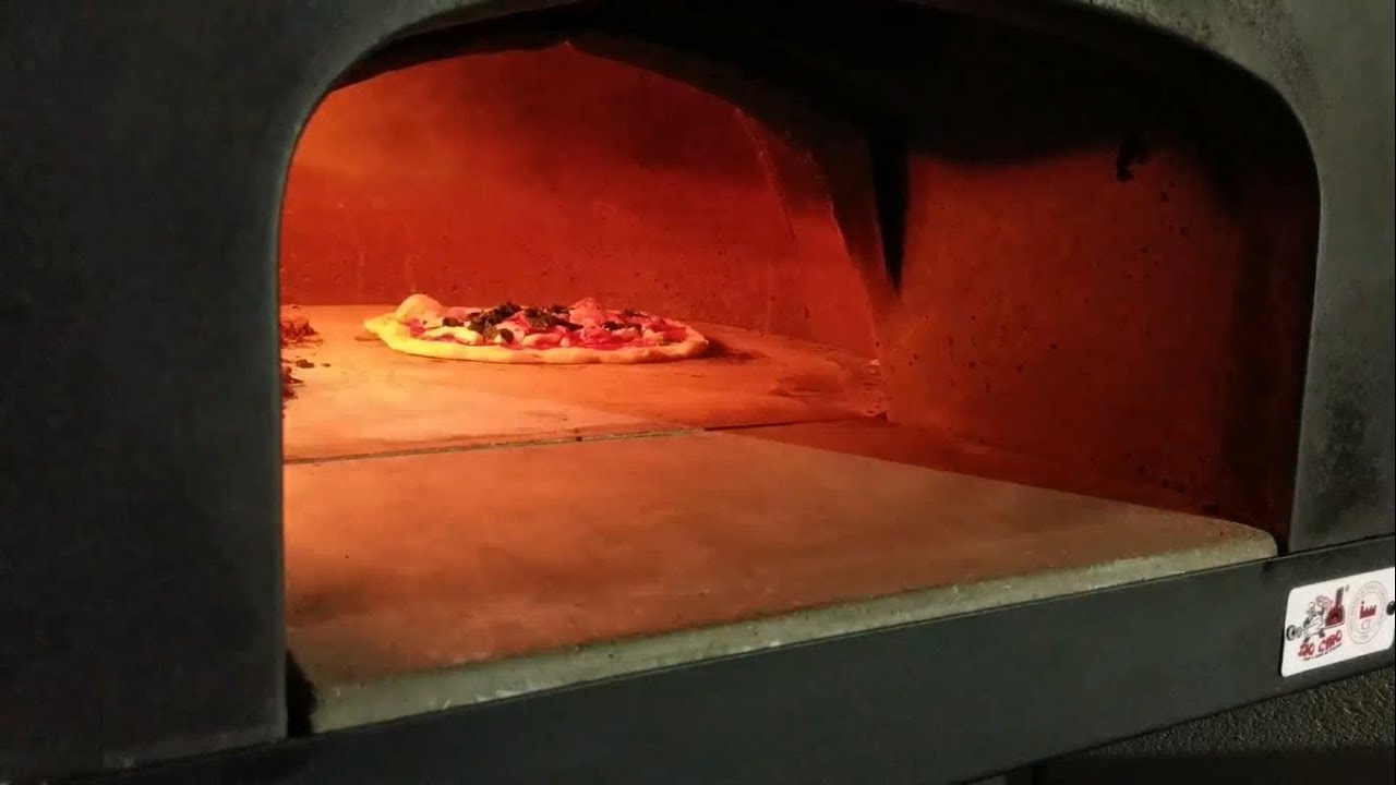 Pizza Napoletana nel forno a legna Subito Cotto 80