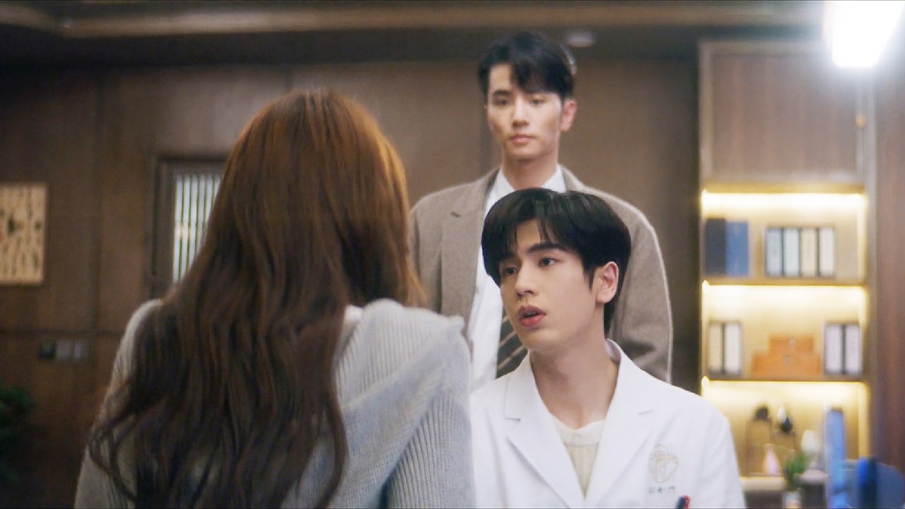 🌷【MOVIE】情敵正面交鋒！前男友想找灰姑娘複合，怎料帥醫生當面宣示主權：她現在是我的！ #最新中國電視劇 #甜寵 #徐若晗 #张凌赫 #爱你