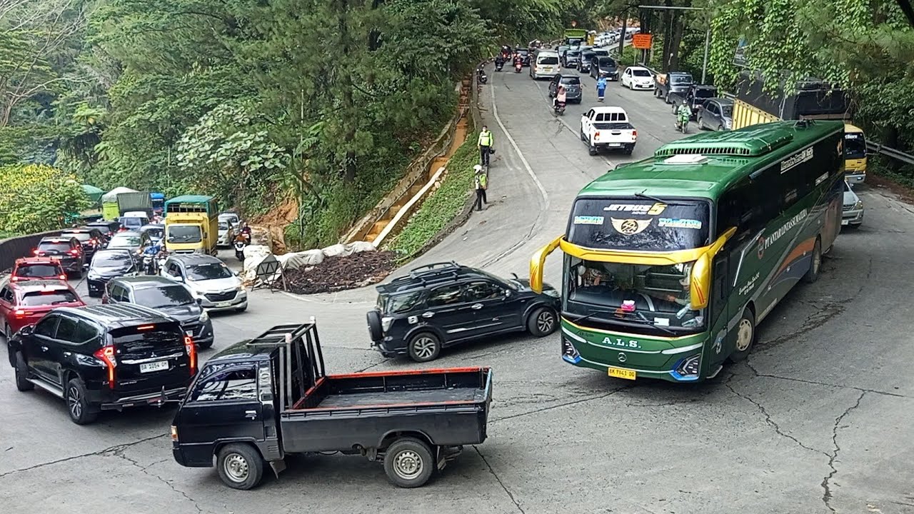 SALAH SENDIRI🔥Tidak Mendengar Arahan Dari PKJR Truck BOK hitam KETENGGAK Di Tanjakan VIRAL
