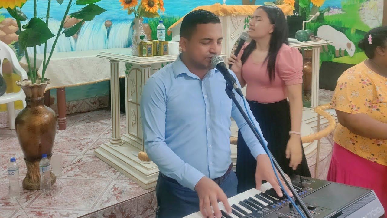 Hermoso tiempo de alabanzas en el Guasmo Sur. Daniel Santillan y esposa