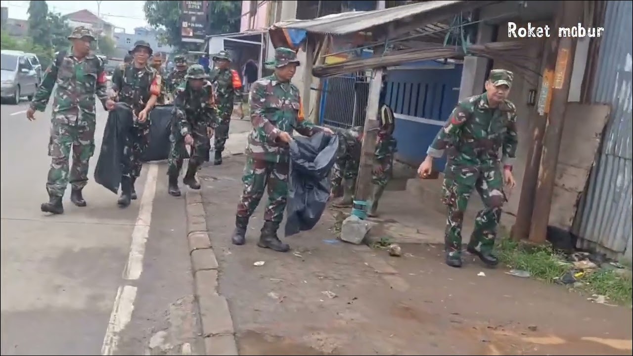 Kerja bakti di sepanjang jalan di kota serang Banten 