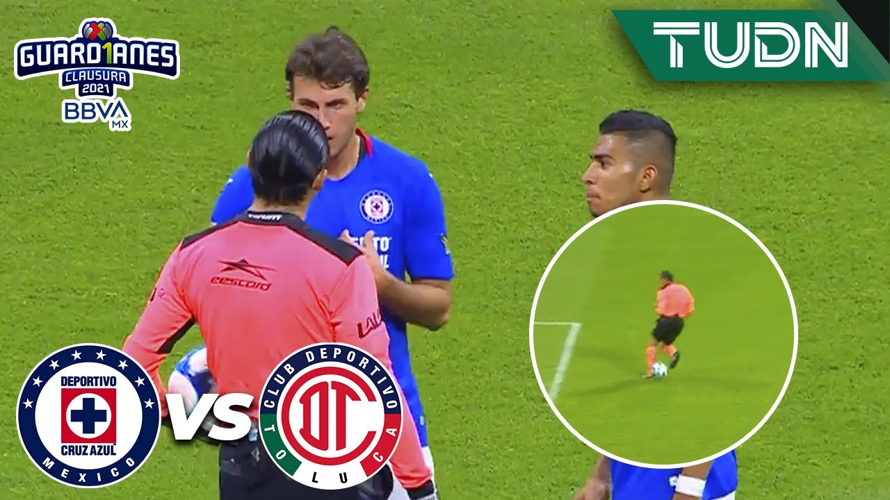 ¡INSÓLITO! Árbitro desvía gol del Azul | Cruz Azul 2-0 Toluca | Guard1anes 2021 BBVA MX | TUDN