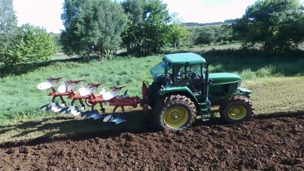 Laboreo Primario.Tractor John Deere 7600  plowing with 4 furrow Kuhn.