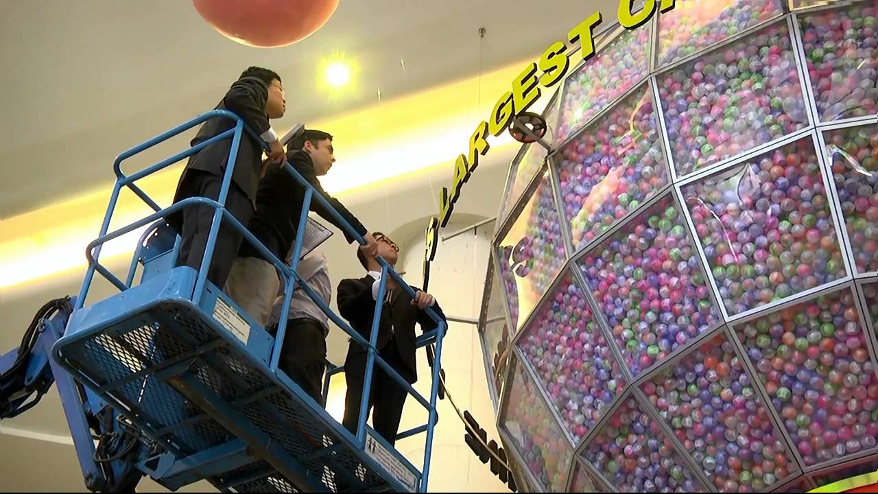 GUINNESS WORLD RECORD - The Largest Capsule Vending Machine In Berjaya Times Square KL