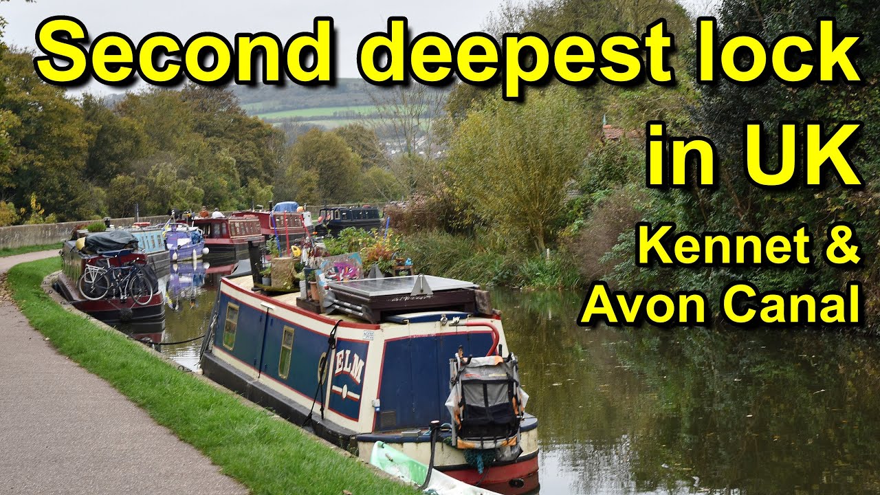 Narrowboats on Kennet and Avon Canal in Bath