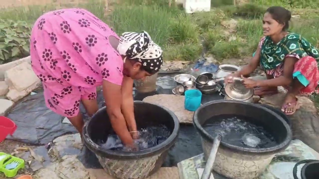 गाँव की असली जिंदगी | प्याज में पानी देना, बर्तन धोना और कपड़े धोना | पूरा दिन घर के काम