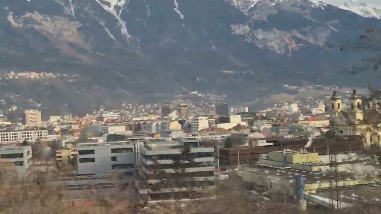 Innsbruck, Brenner Straße, Blick auf die Stadt vom Flixbus. Februar 2026.