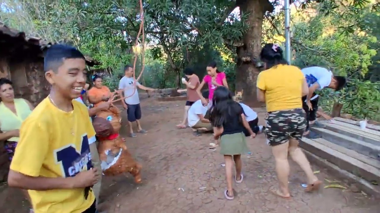Nos divertimos con los nin̈os y la pin̈ata miren lo que paso