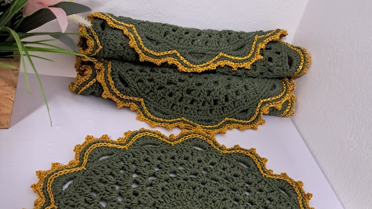 Jogo de mesa posta modelo fiore la do canal da @crochedaalexandra na cor verde militar!!