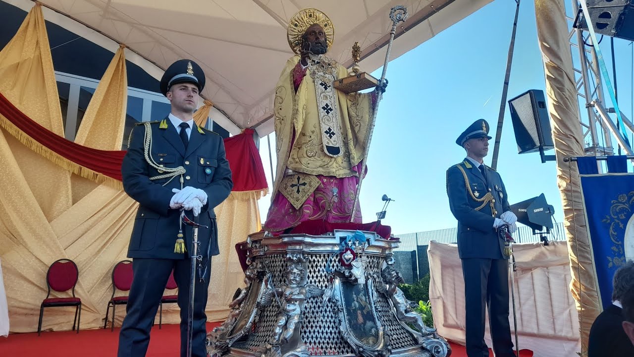 Bari si prepara a San Nicola: la statua alla Stazione navale della Finanza