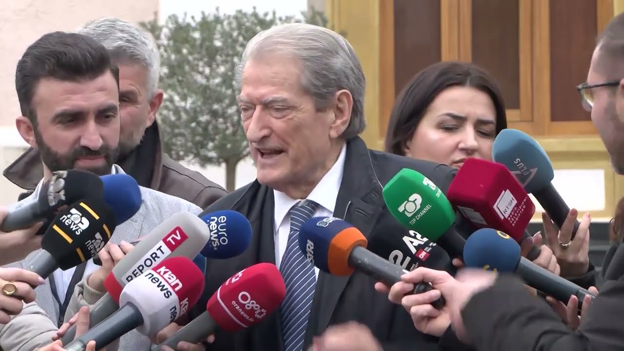 McAllister “çarmatos” protestën/ Berisha “shet” grupin e zjarrit: Elementë të dëshpëruar